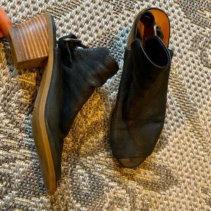 Lucky brand black peep toe sandal shoe